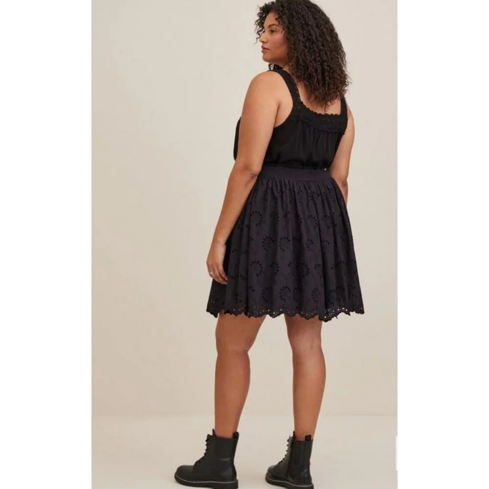 NWT Torrid Black Embroidered Cotton Smocked Ruffle Skirt Size 1 - Picture 2 of 9